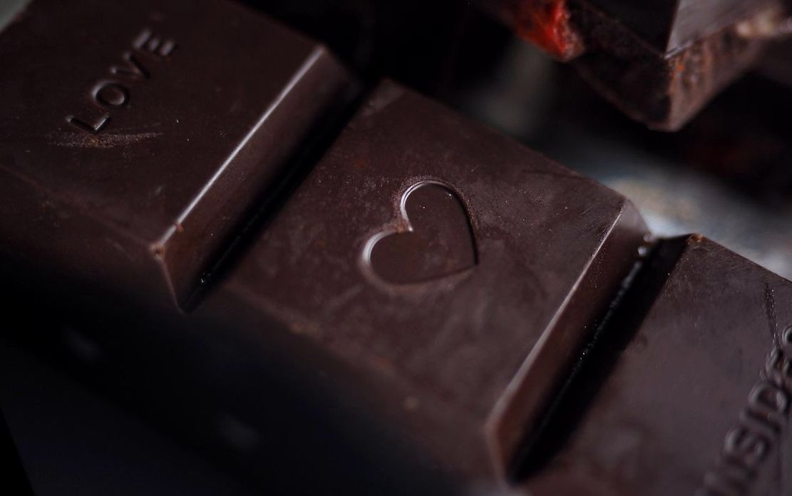 Un caramelo de mantequilla con detalle de sal marina